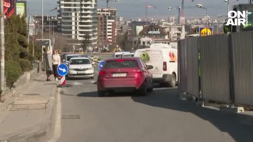 В "Драгалевци" доживяха първа копка на канализация, шофьори бесни заради задръстванията