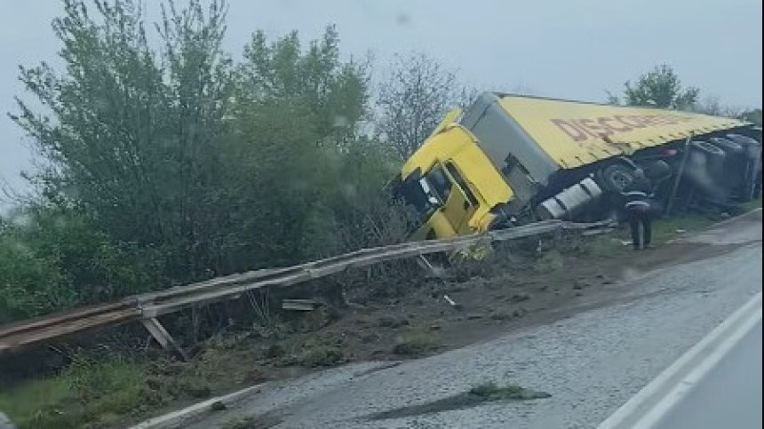 ТИР се обърна на пътя Луковит-Плевен, където загина 12-годишната Сияна (+ВИДЕО)