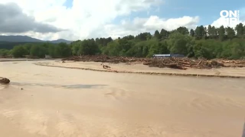 Втори ден с. Богдан е под вода, хората са без ток, вода и достъп