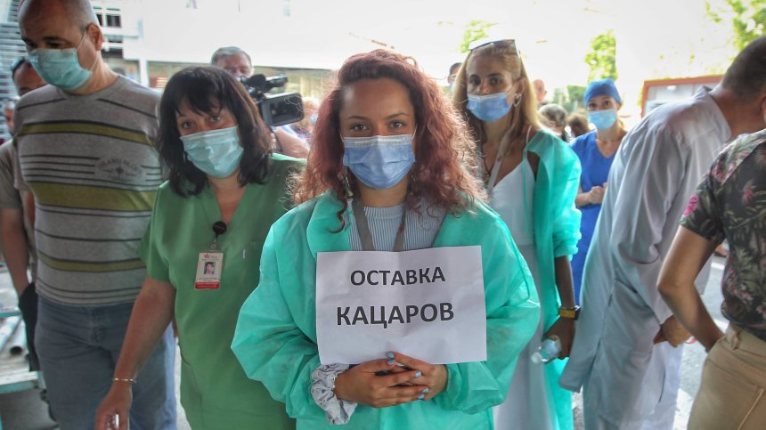 Нов протест в бели престилки: Медиците от "Пирогов" настояват за оставки