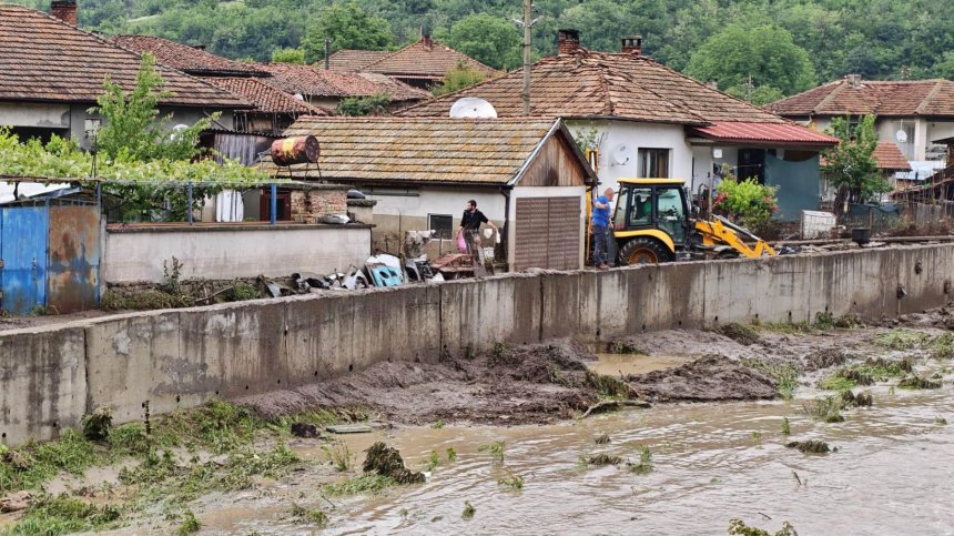 Къщи под вода и море от тиня след преливането на река Черна (ВИДЕО)