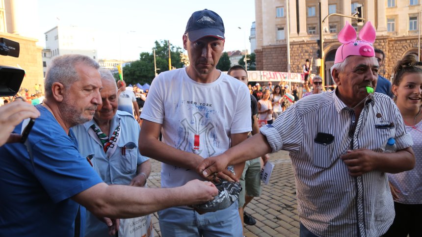 25 дни гражданско недоволство: Протестиращи замеряха МС с жълти стотинки