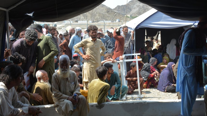 Земетресението в Афганистан: Жертвите вече са над 800, ранените - хиляди