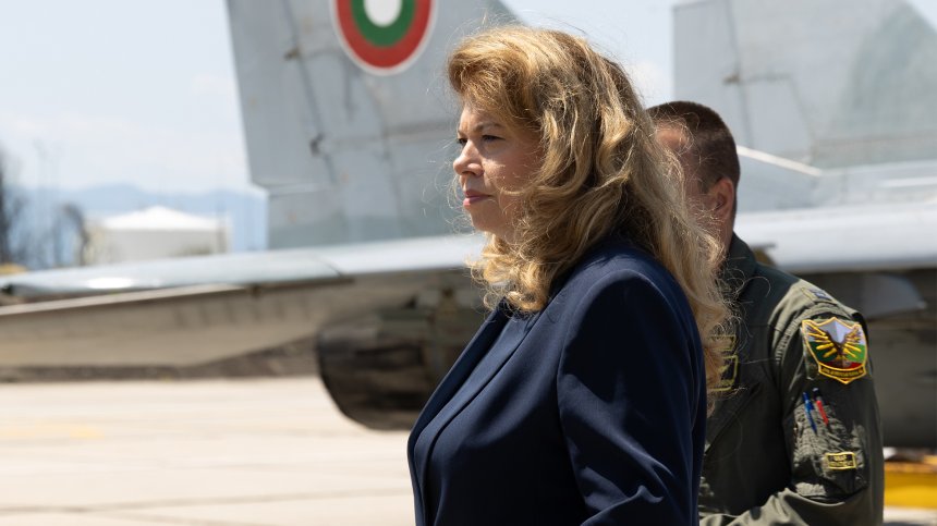 Йотова: Държавата остава длъжник на българската авиация (+СНИМКИ)