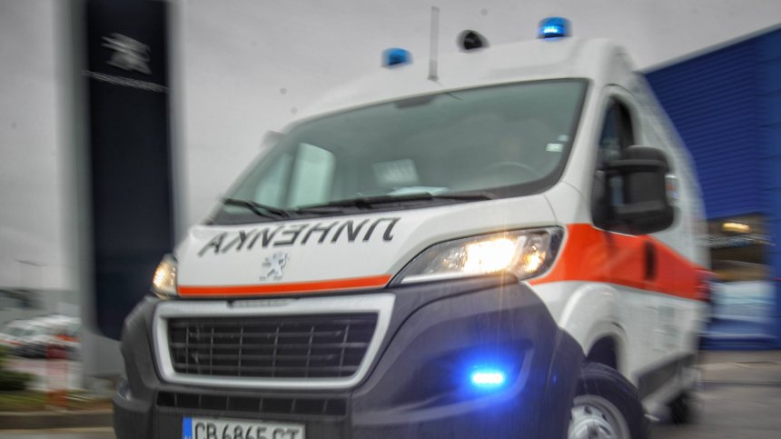 Четирима души пострадаха след челен сблъсък между автомобили край Великотърновско