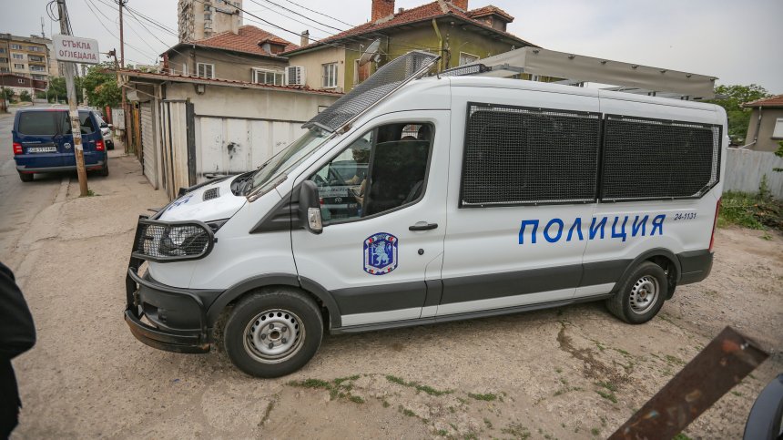 Ревнивец заплашва с нож в ръка: Ще те накълцам на парчета! Ще те убия!