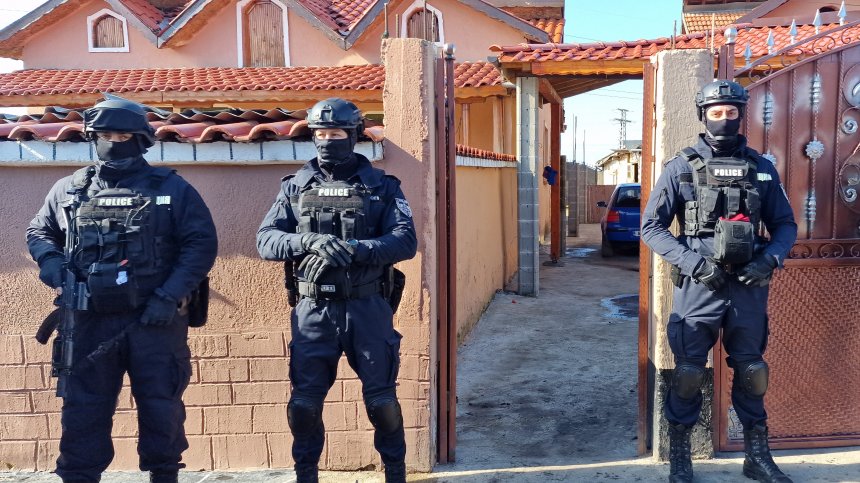 Тежковъоръжени полицаи обискират домове в Сливен и Нова Загора, шестима са арестувани