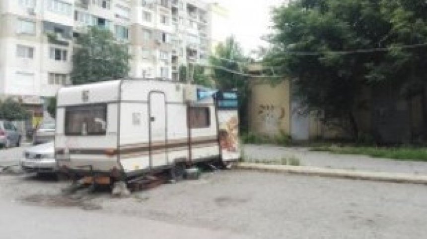 Helpbook: От години каравана заема място на паркинг в София