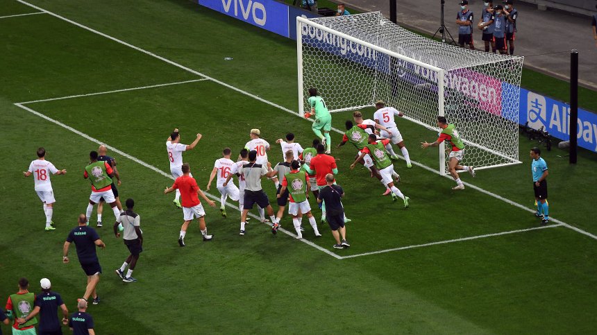 Световният шампион е аут: Швейцария прати "петлите" у дома след драма с дузпи