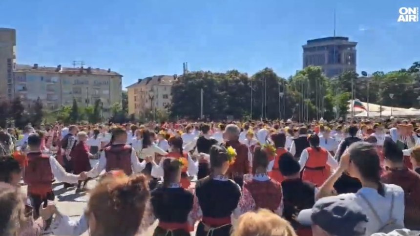 "Най-дългото хоро" се изви пред НДК