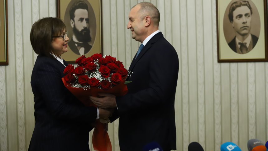 Радев връчи мандата на рожденичката Нинова, двамата си размениха цветя и бонбони