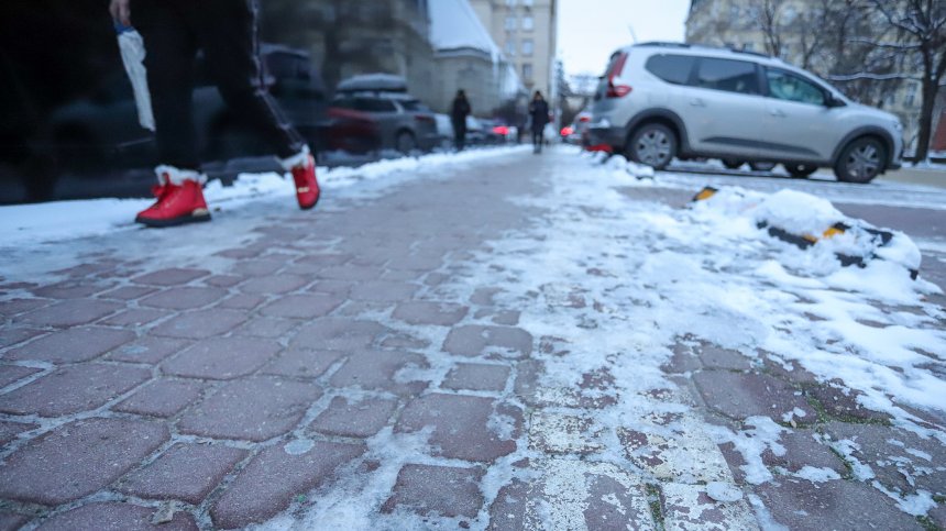 Поледицата прати десетки в болница само в София - кой е виновен за непочистените улици?