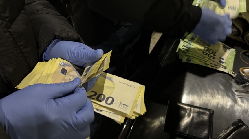 Петимата задържани с фалшивото евро остават в ареста