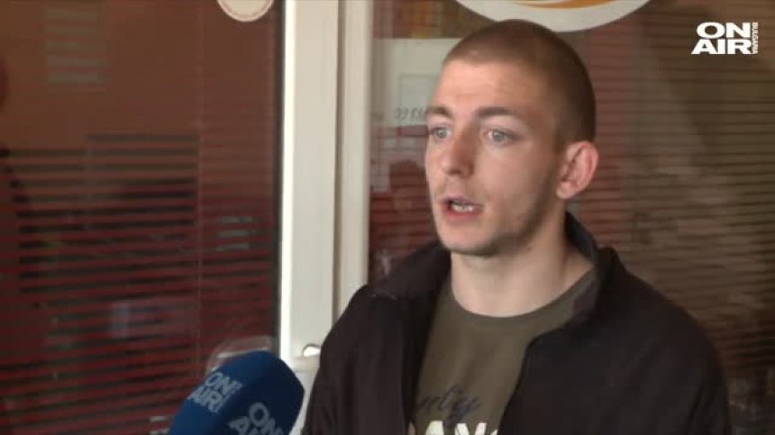 Мъж рита бременна котка в Радомир