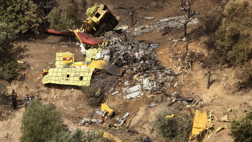 Парламентът на Гърция "осинови" нероденото дете на загинал при гасенето на пожар пилот