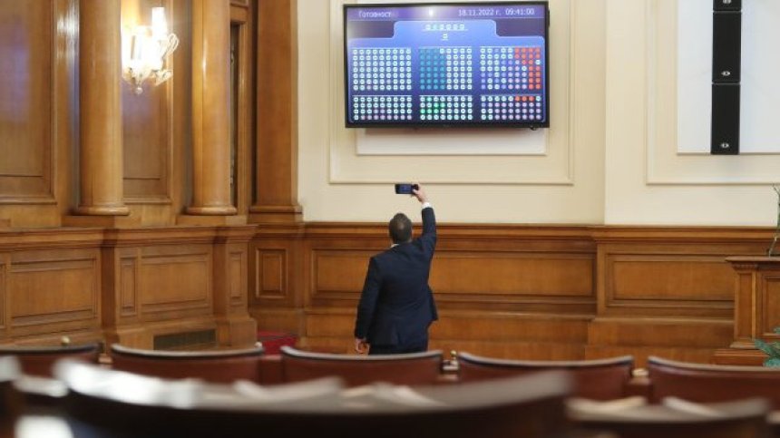 Разраства се скандалът с хартиените бюлетини, двата лагера сипят обвинения