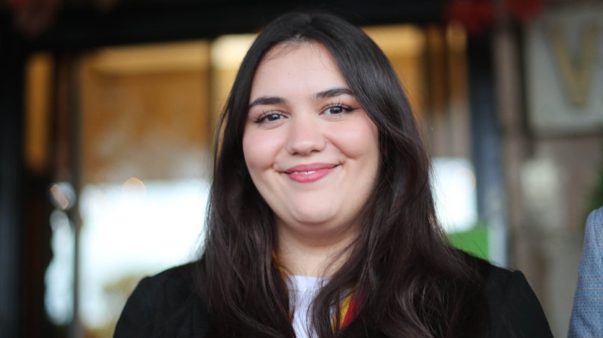 Със сълзи на очи и торта в Пловдив посрещнаха една от кралиците на шаха ни