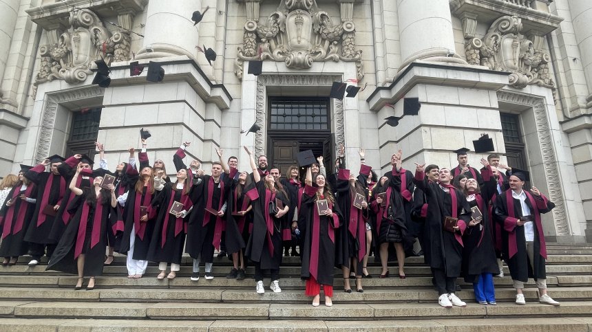 Факултетът по журналистика на СУ връчи дипломите на випуск 2023 г.