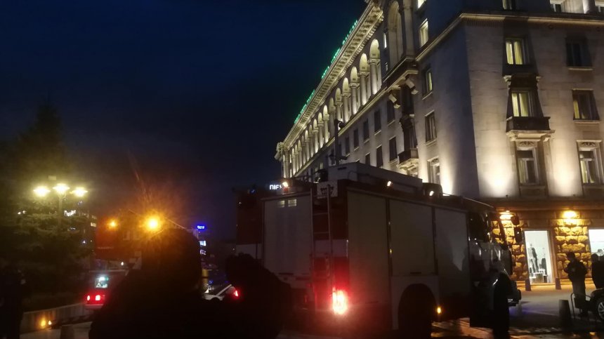 Пожар гори в столичния хотел "Балкан"