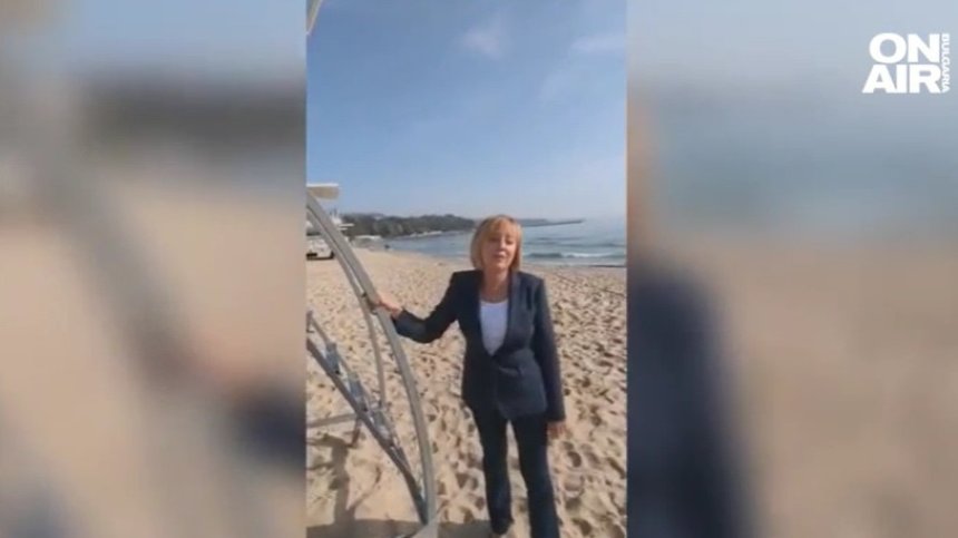 Манолова взриви интернет пространството, прави се на Памела Андерсън