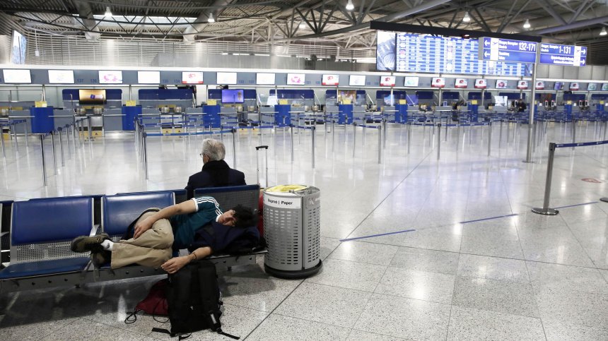 Хаос на летище "Елефтериос Венизелиос" в Атина заради липса на кадри