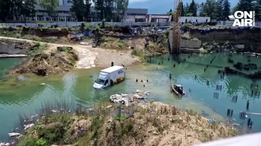 "Басейн или море": Деца се изкъпаха в изкоп в "Студентски град", има ли опасност от свличане?
