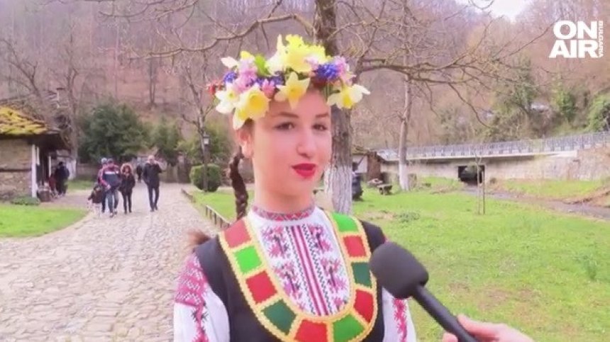 Традициите са живи - лазарки получиха "уверително", след като пяха и танцуваха в "Етъра"