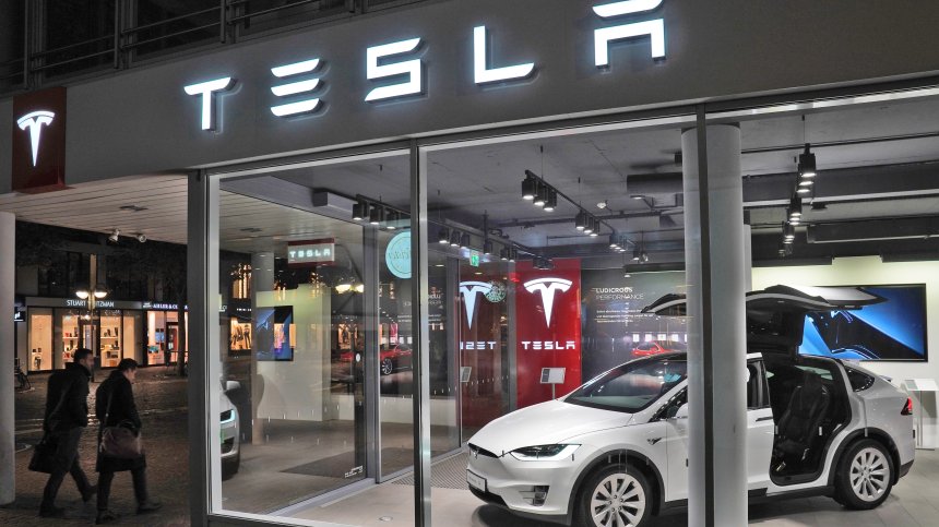 Падение за Tesla: Обвинявала е клиенти за фабрични дефекти, за които отлично е знаела
