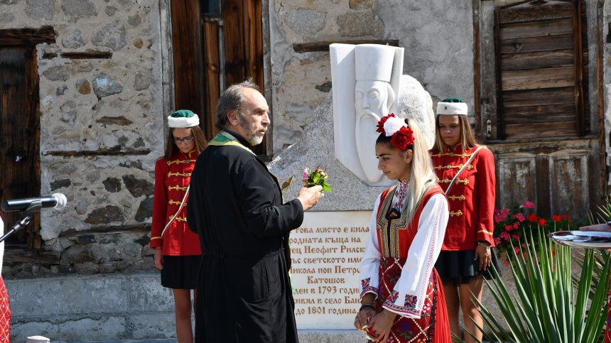 Паметникът на Неофит Рилски в Баня е незаконен, ще го премахнат