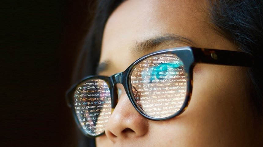 Проучване: Очилата против синя светлина не намаляват умората