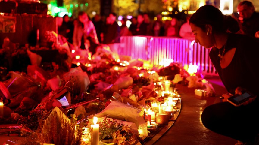 10 години от кървавите терористични нападения в Париж (СНИМКИ)