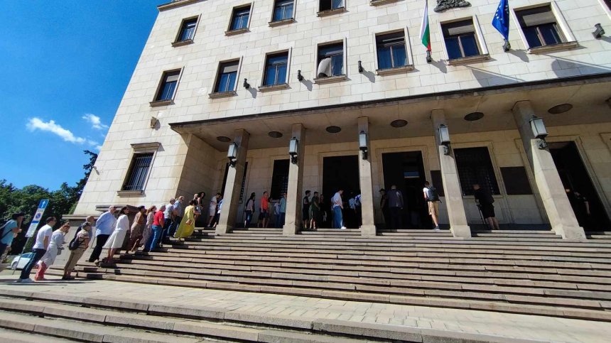 Опашки от желаещи да разгледат БНБ отвътре
