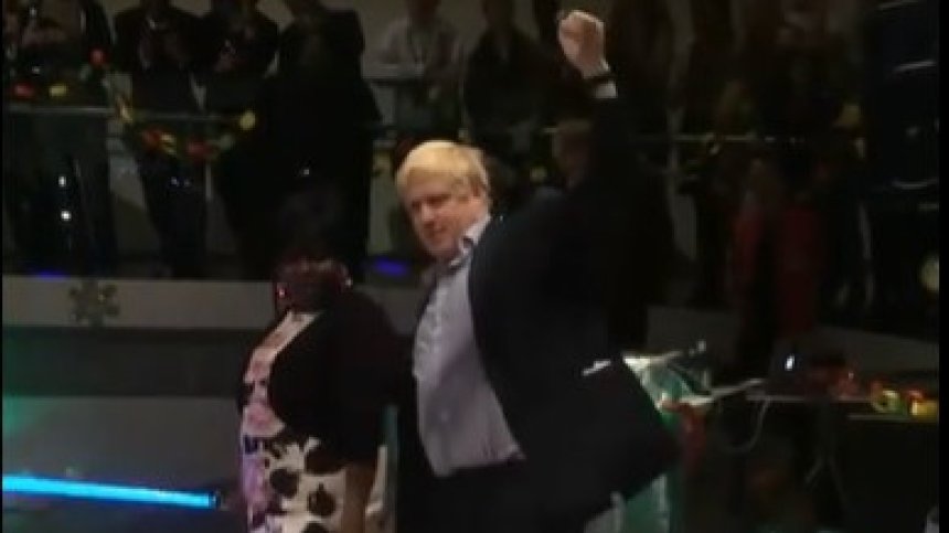 Борис Джонсън смайва с танцувални "умения", в Англия го взеха на подбив (ВИДЕО)