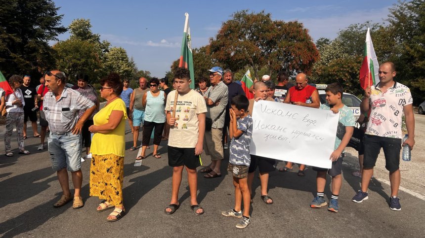 "Искаме вода": Жители на четири свищовски села блокираха главния път Плевен - Русе