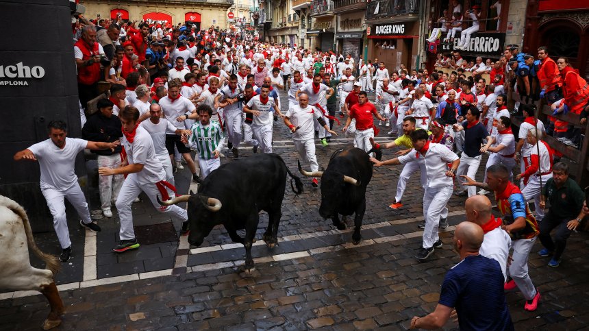 Шестима ранени при надбягването с бикове в Памплона