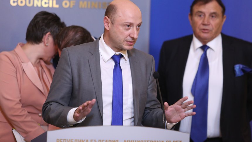 Неясноти и спорове между МФ и партиите за пенсиите и заплатите