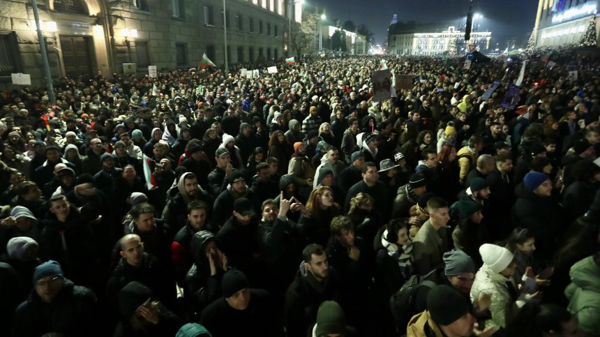 Успяха да свалят властта - протестиращите вече имат нови цели