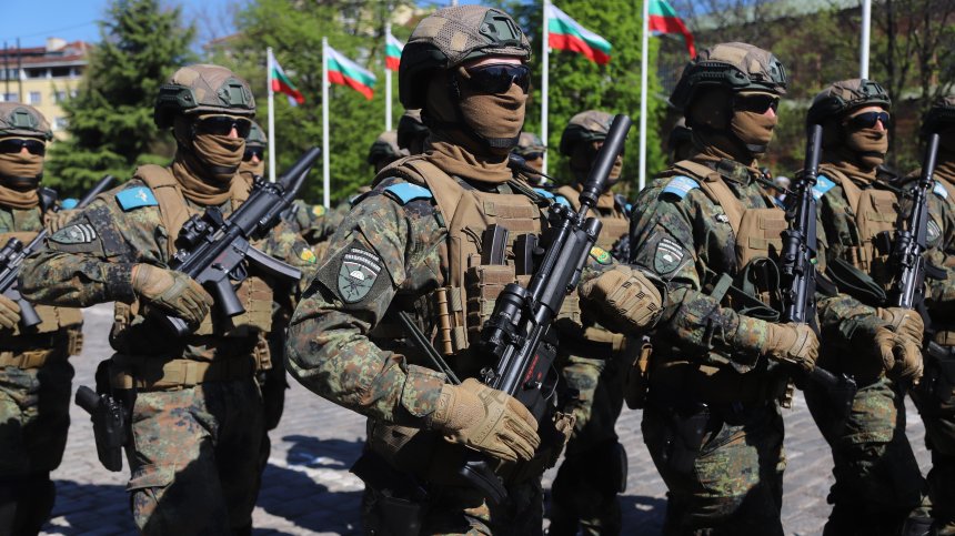 Специални военни демонстрации в страната, показват новите бойни машини