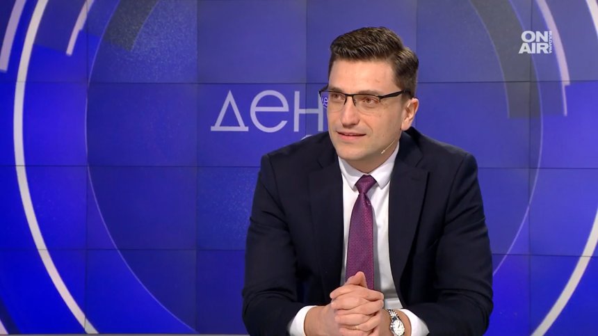 Сабрутев, "Продължаваме промяната": Овчаров да си сложи значка "Аз подкрепям Москва"