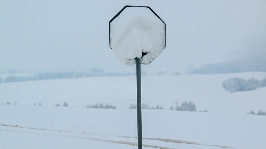 Зима в Европа: Сняг трупа, коли закъсват, селища са без ток в лошото време
