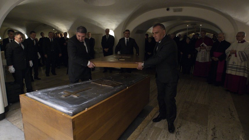 Безпрецедентна церемония: 60 хил. души изпратиха папа Бенедикт XVI в последния му път