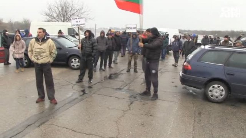 Протест блокира пътя Русе &ndash; Кубрат: Хората искат ремонт на пътната артерия