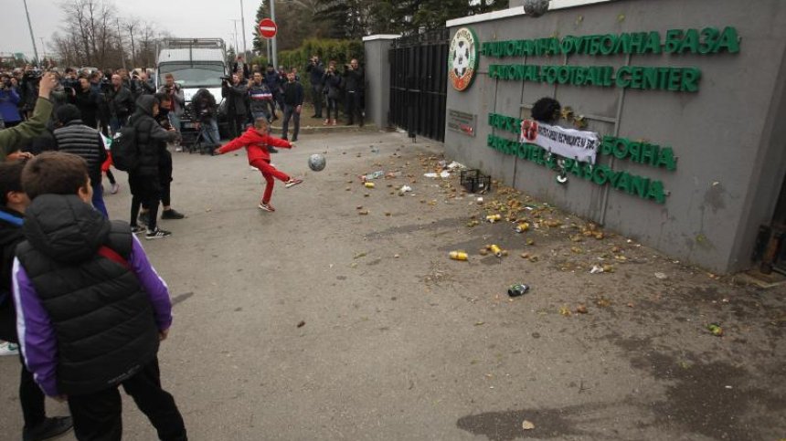 Полицай е със счупен нос след протеста пред БФС, започва разследване