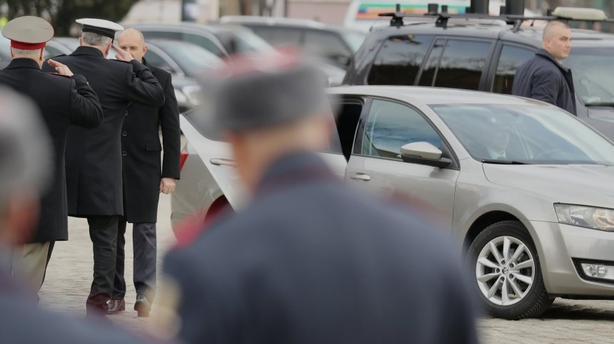 Радев пристигна с "Шкода"-та за водосвета на бойните знамена в София (СНИМКИ)