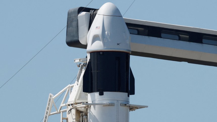 Какво ще изследва частният полет на SpaceX над полюсите на Земята