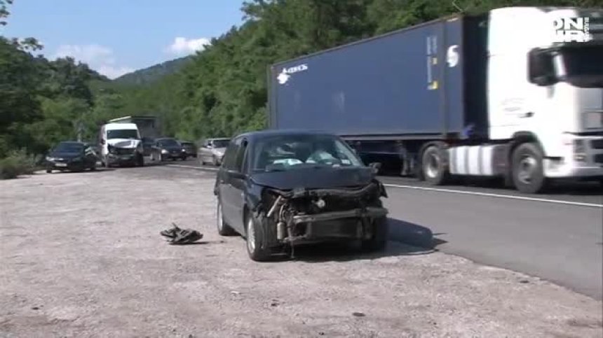 Катастрофа между 4 автомобила затвори път Е-79