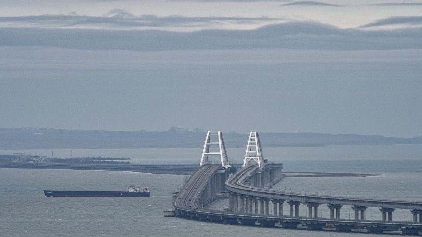 Русия с нова тактика: Потапя кораби покрай Кримския мост, за да го защити