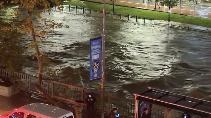 Водното бедствие&nbsp;в Истанбул взе две жертви и&nbsp;парализира мегаполиса