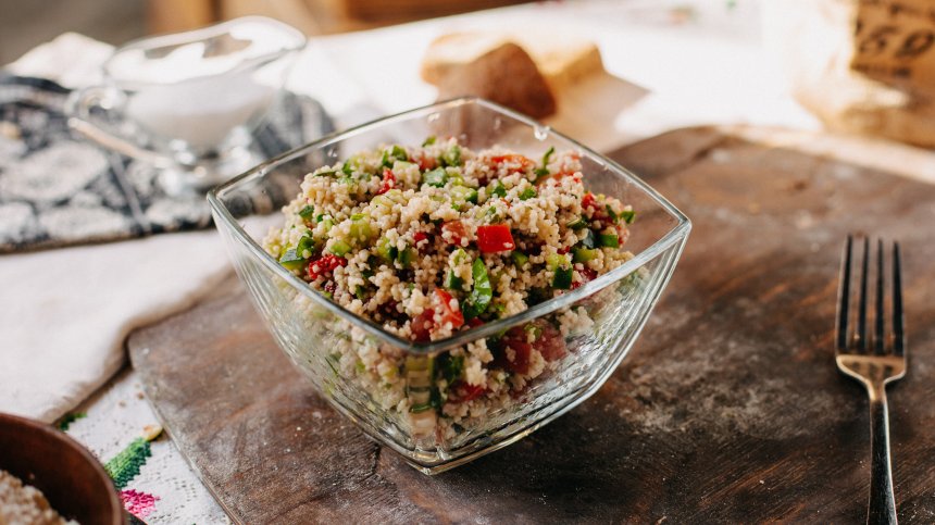 Салата с нахут, киноа, печени чушки и маслини (РЕЦЕПТА)