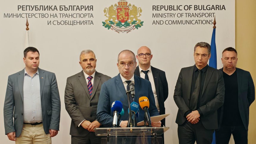 Гроздан Караджов заплаши с уволнения в БДЖ, иска чистота във влаковете